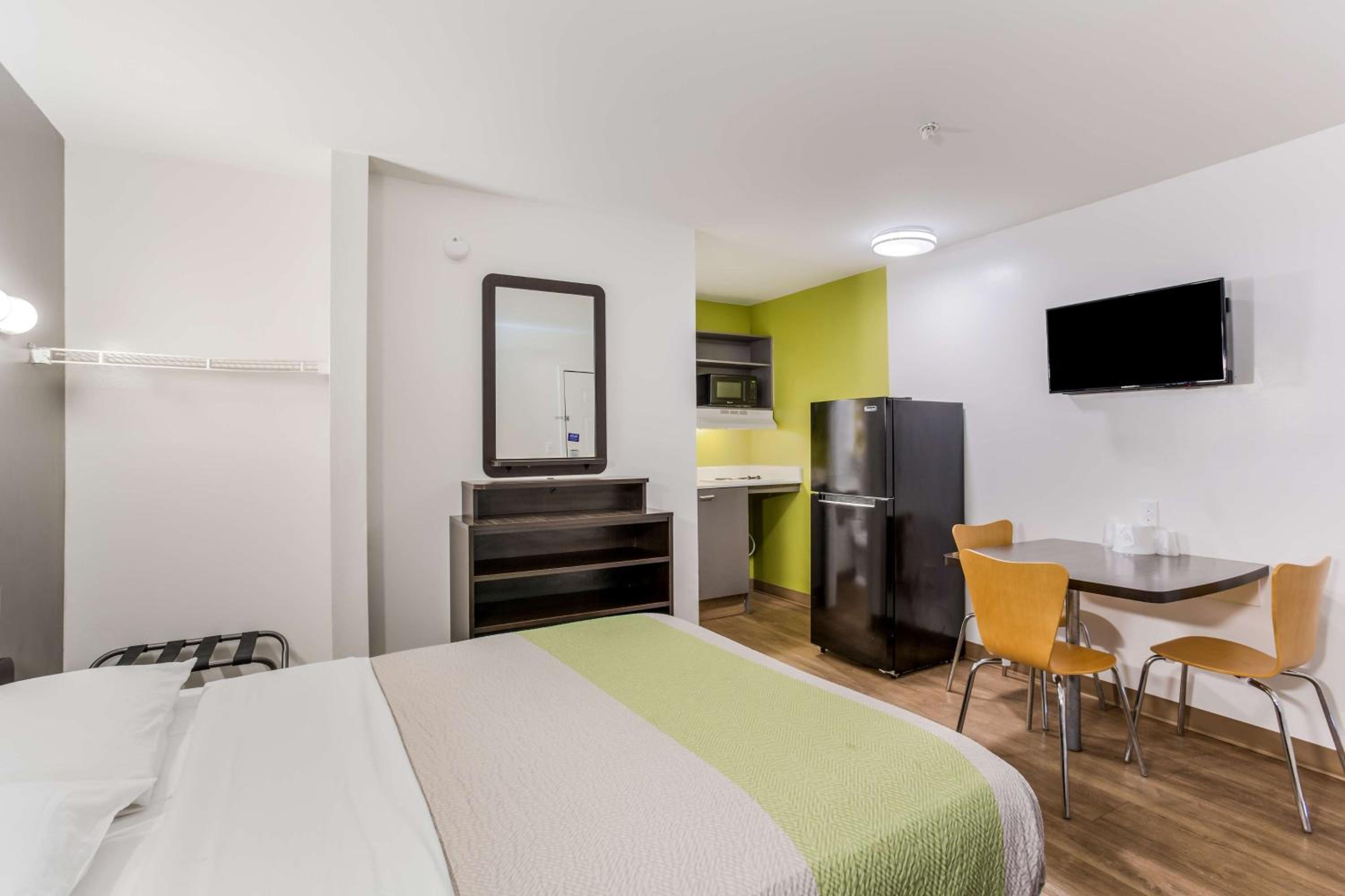 DELUXE, KING BED