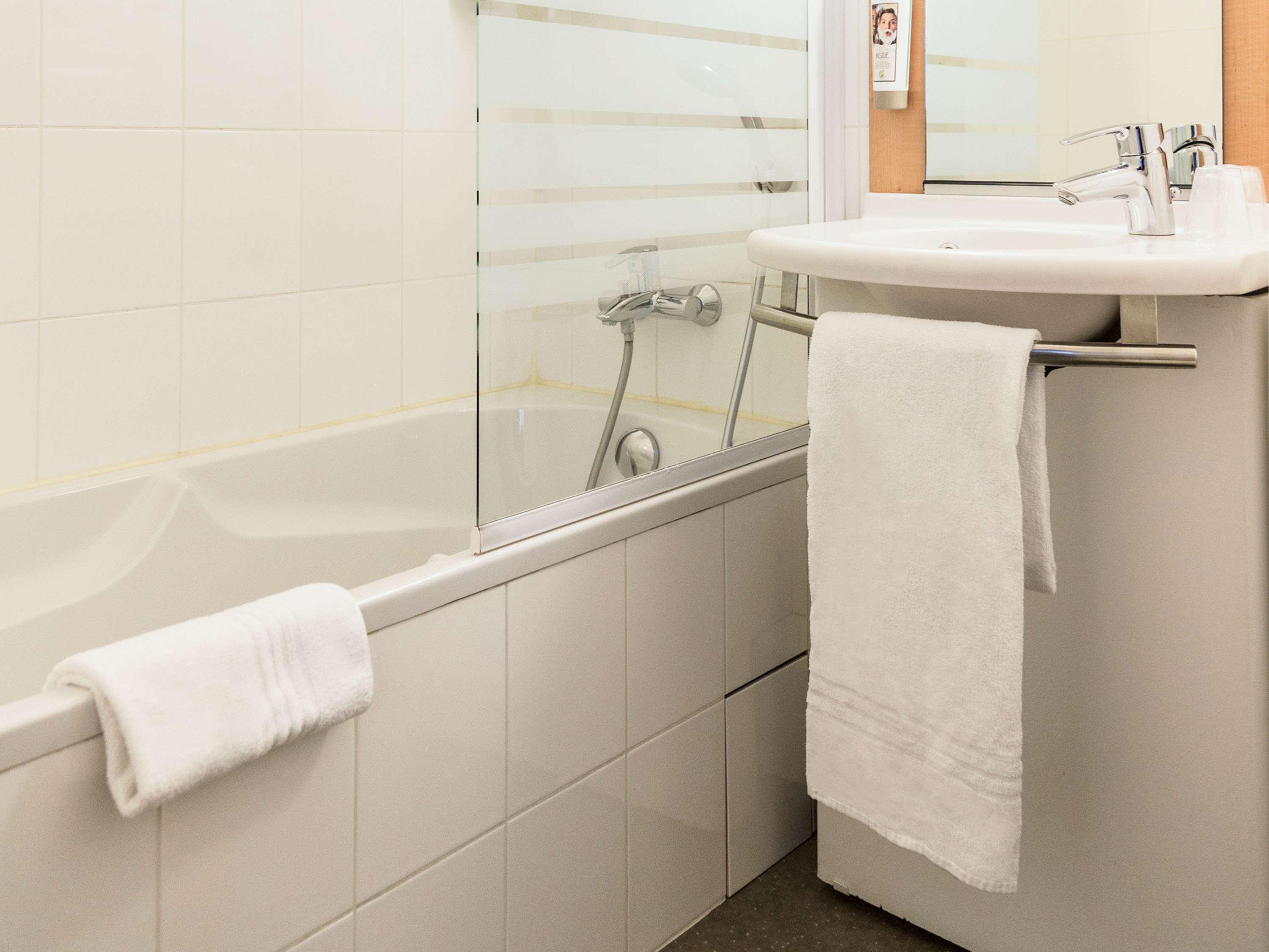 غرفة قياسية بسرير مزدوج وسريرين منفصلين، ibis Paris Grands Boulevards Opera 9th Hotel 7/8