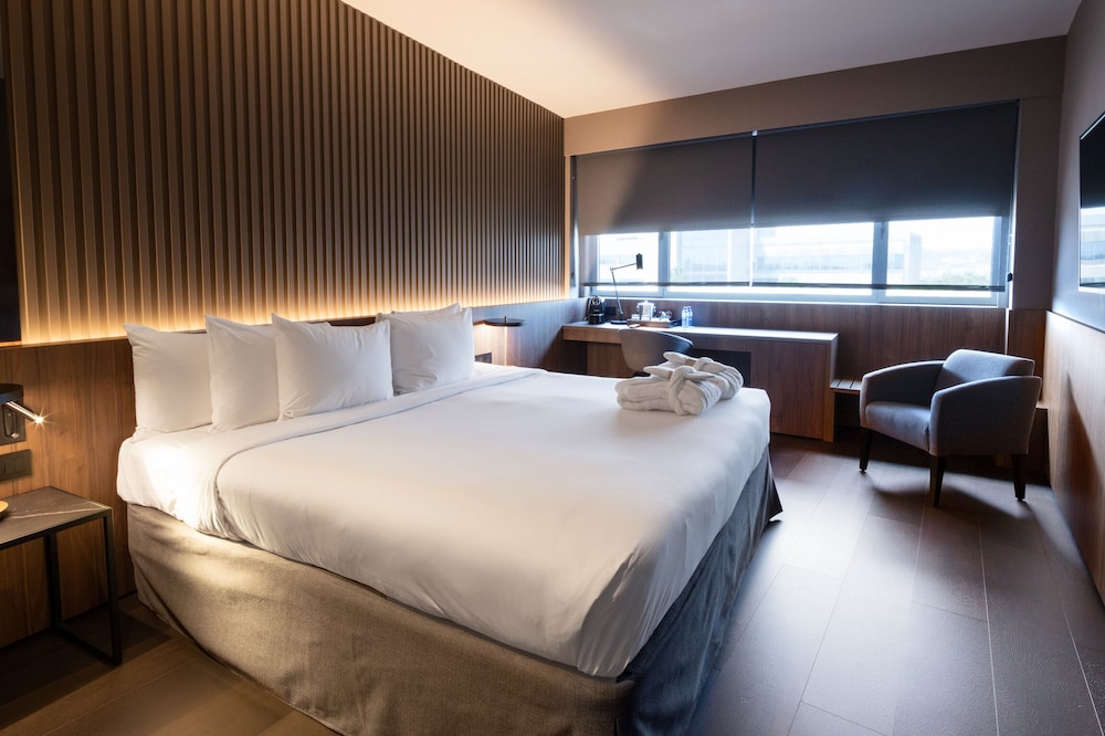 Barcelona Airport Hotel 17/86