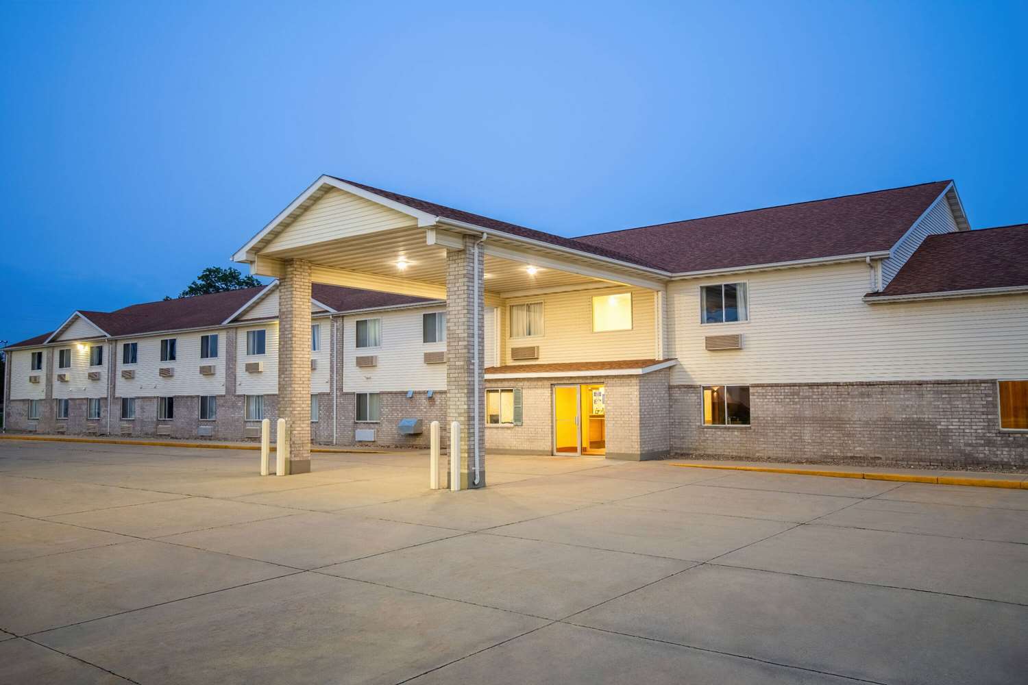 Days Inn by Wyndham Evansdale Waterloo 2/40