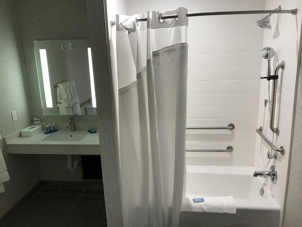 HOLIDAY INN EXPRESS PINEVILLE-ALEXANDRIA AREA 22/49