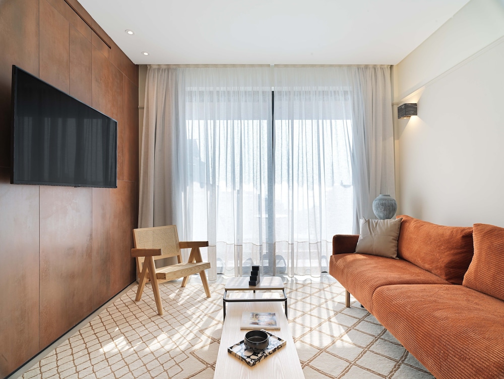 LIV Mackenzie Beach Suites 29/55