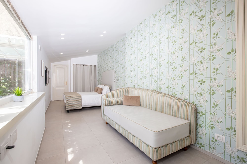 Superior, King Bed, Garden Area