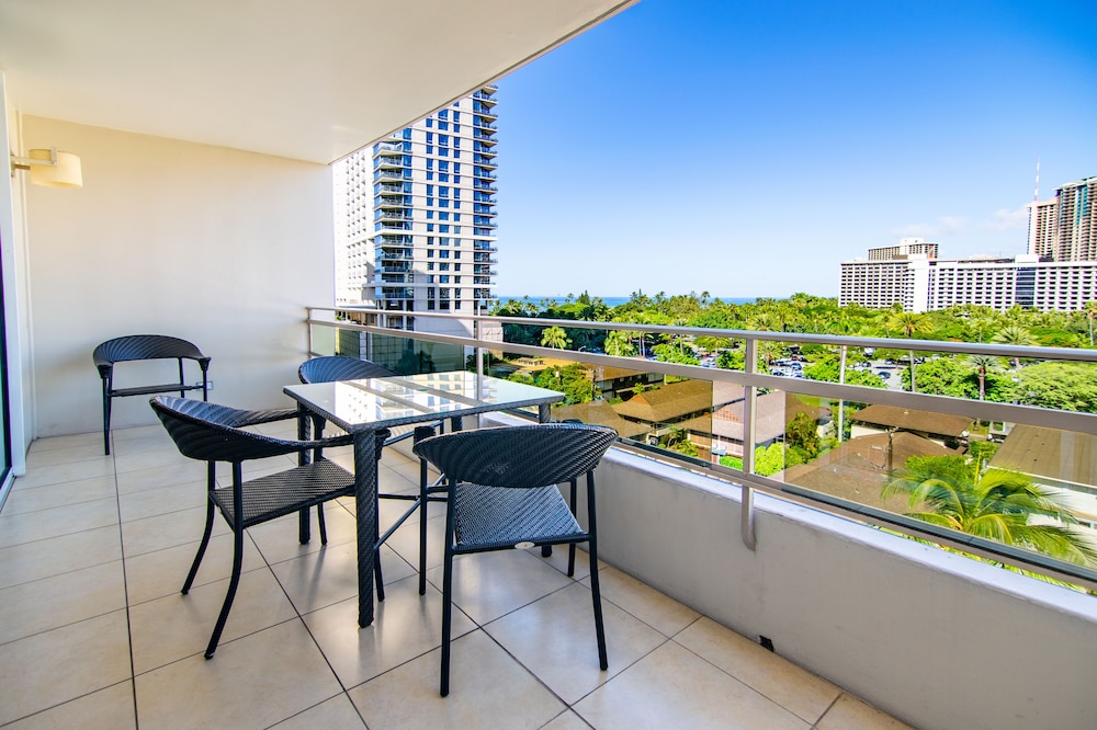 Regency on Beachwalk Waikiki by OUTRIGGER 31/50