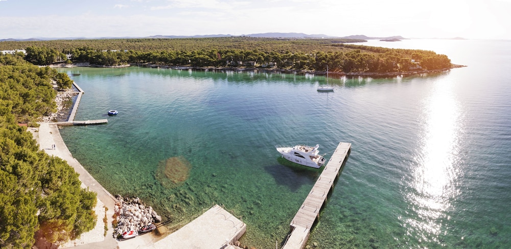 Crvena Luka Family Hotel 66/78