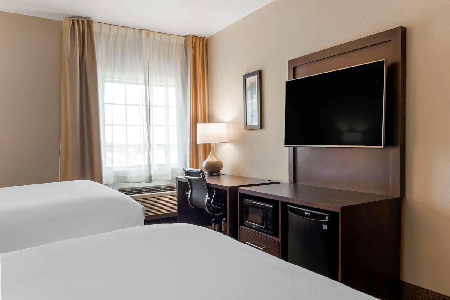 Comfort Inn & Suites Macon, MO 8/17
