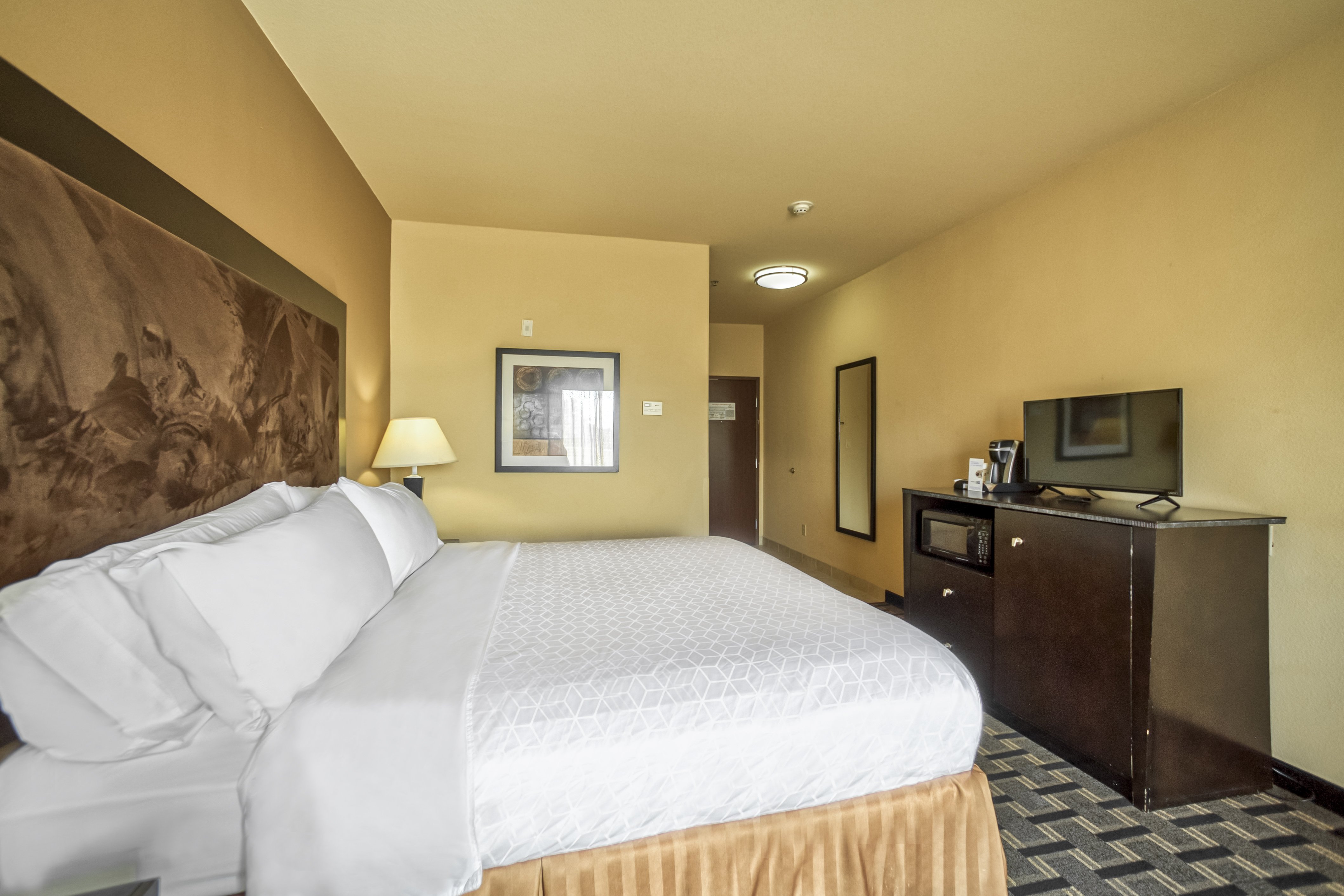 Holiday Inn Express Suites Beeville 26/76
