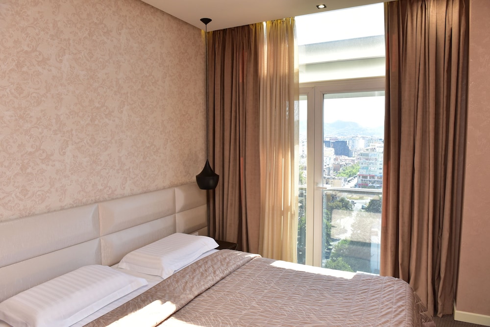 La Boheme Hotel 31/81