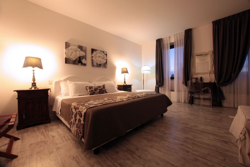 ROOM, DOUBLE BED