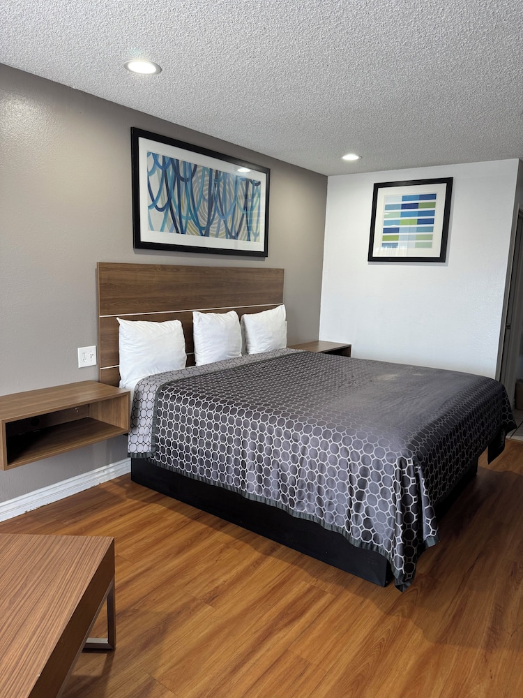 National Inn Garden Grove 33/60