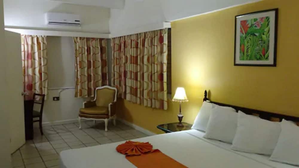 Pineapple Court Hotel 14/36