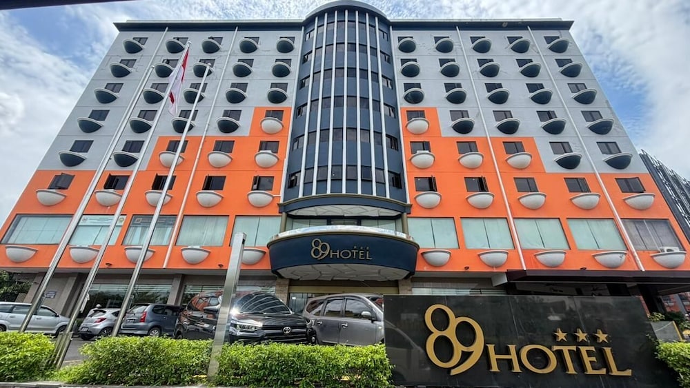 89 Hotel 3/86