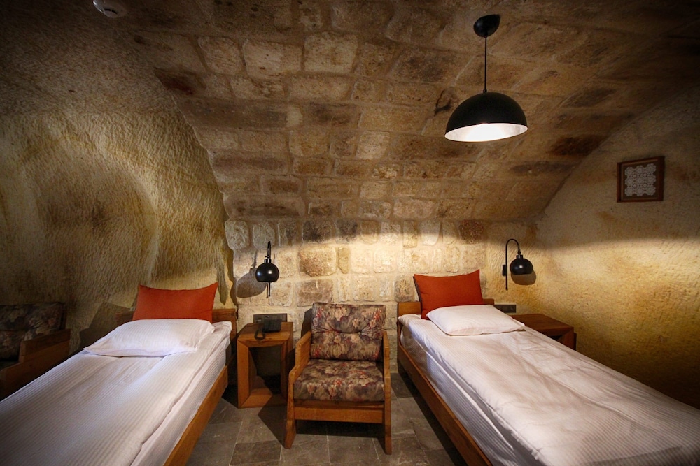 1811 Cave Hotel 13/50