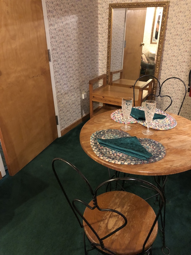 Evergreen Cottage Inn & Cabins 28/38