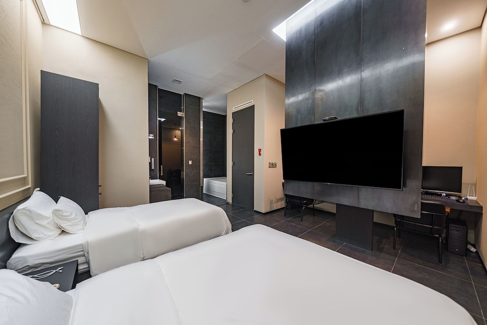 FAMILY, TWIN BEDS