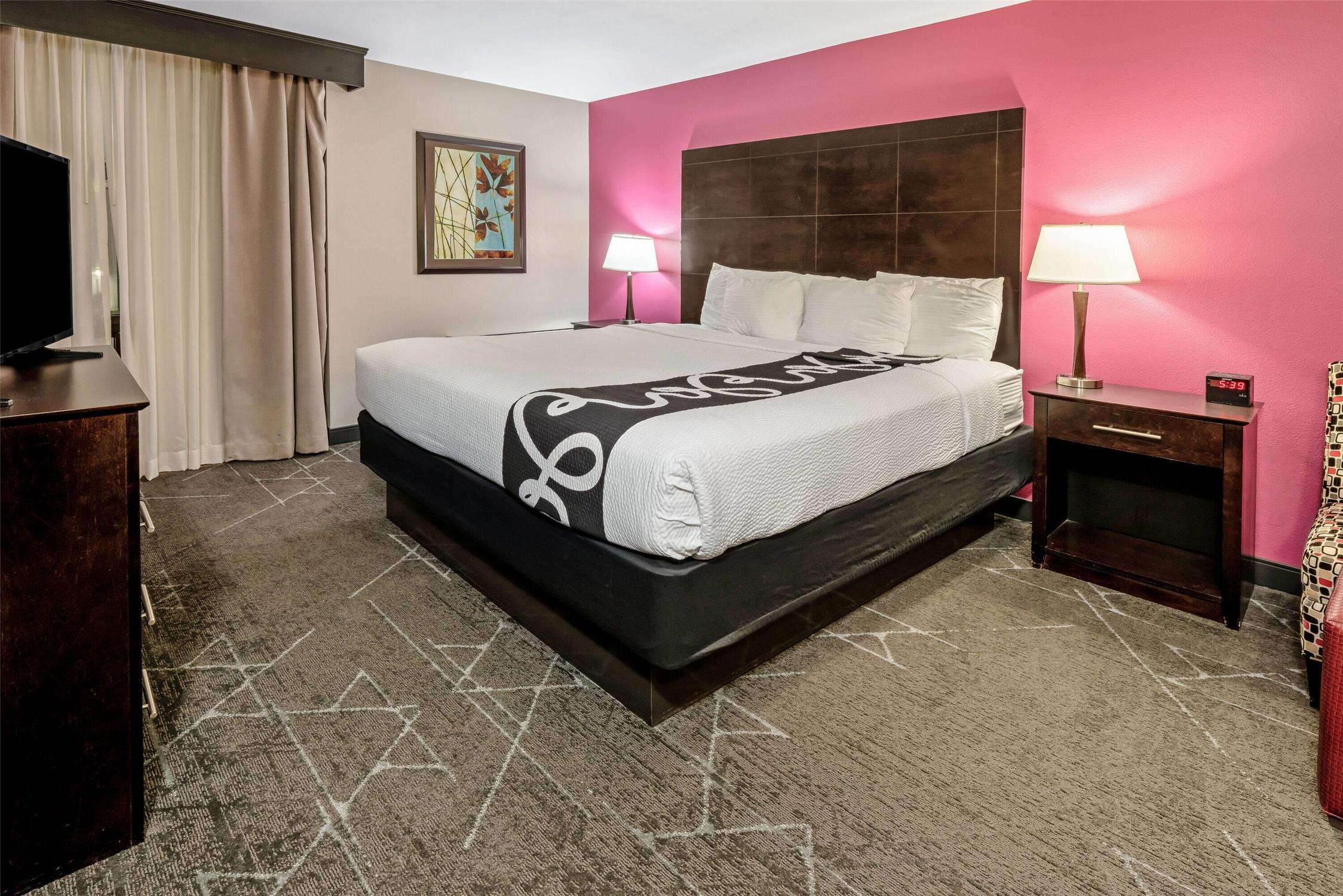 La Quinta Inn & Suites by Wyndham Dallas I-35 Walnut Hill Ln 10/46