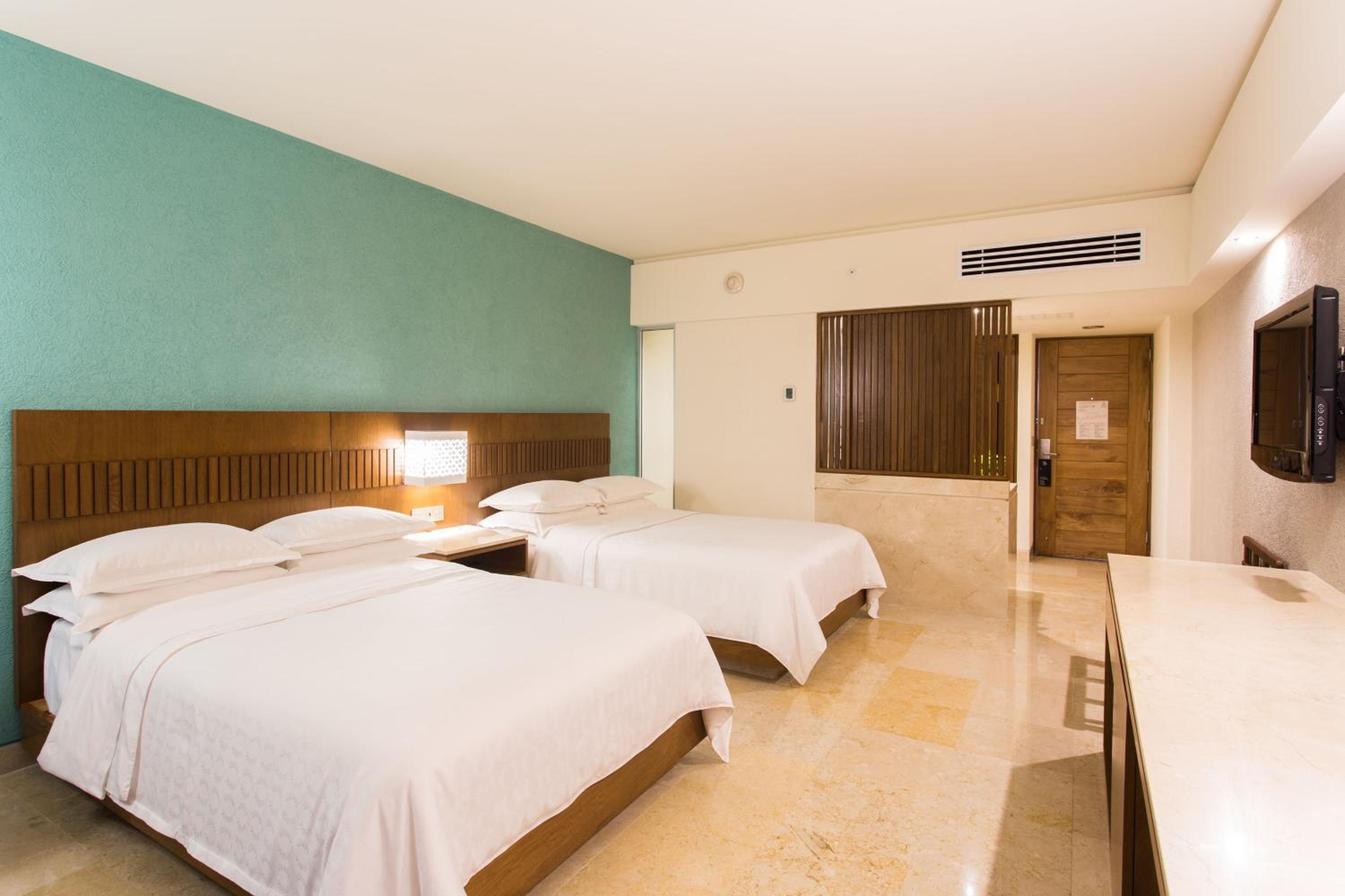 Guest Room, Deluxe, 2 Double Beds, 2 King Beds, Ocean View, Middle Floor