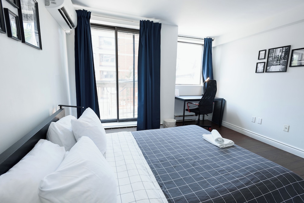 ROOM, QUEEN BED, SHARED BATHROOM