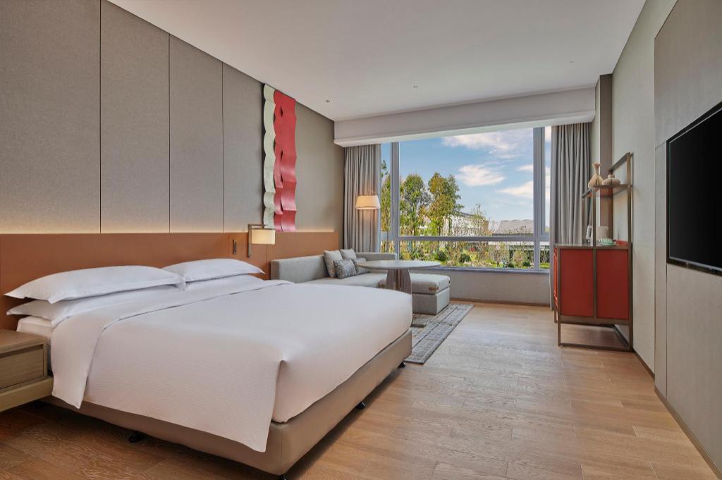 Deluxe, King Bed, Pool View, Balcony