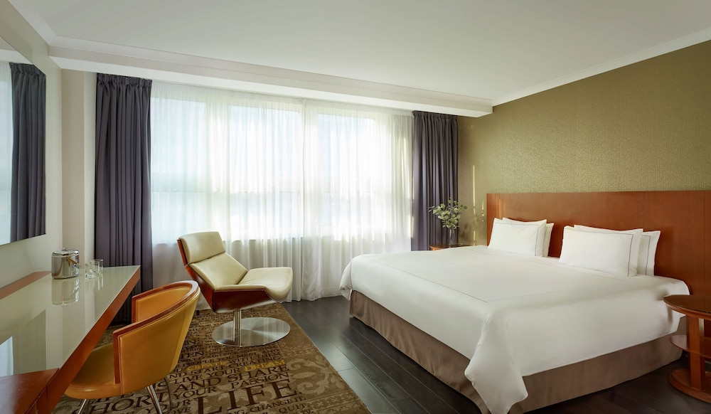 EXECUTIVE, KING BED
