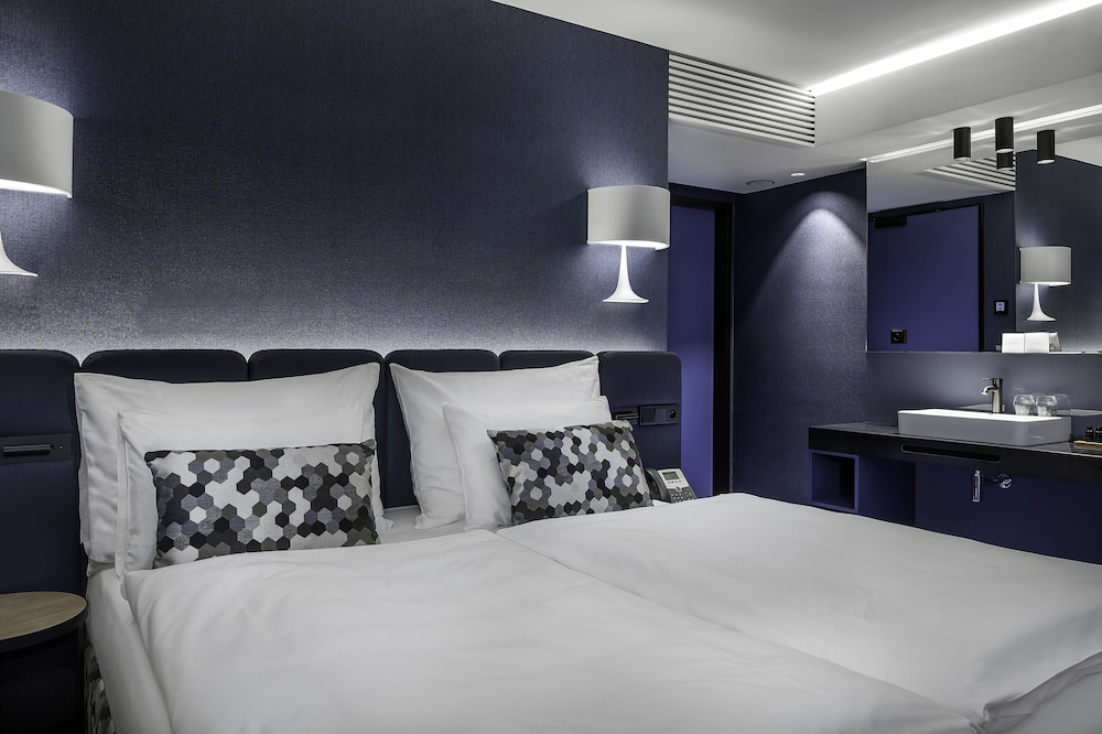 SUPERIOR, DOUBLE OR TWIN BED