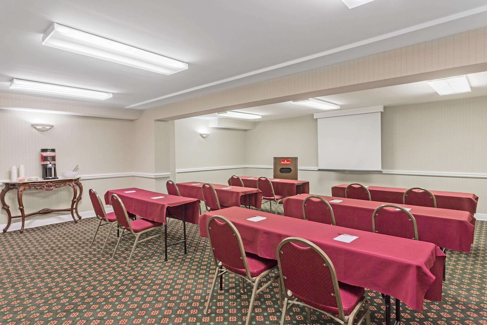 Ramada by Wyndham Altamonte Springs Near I-4 27/39