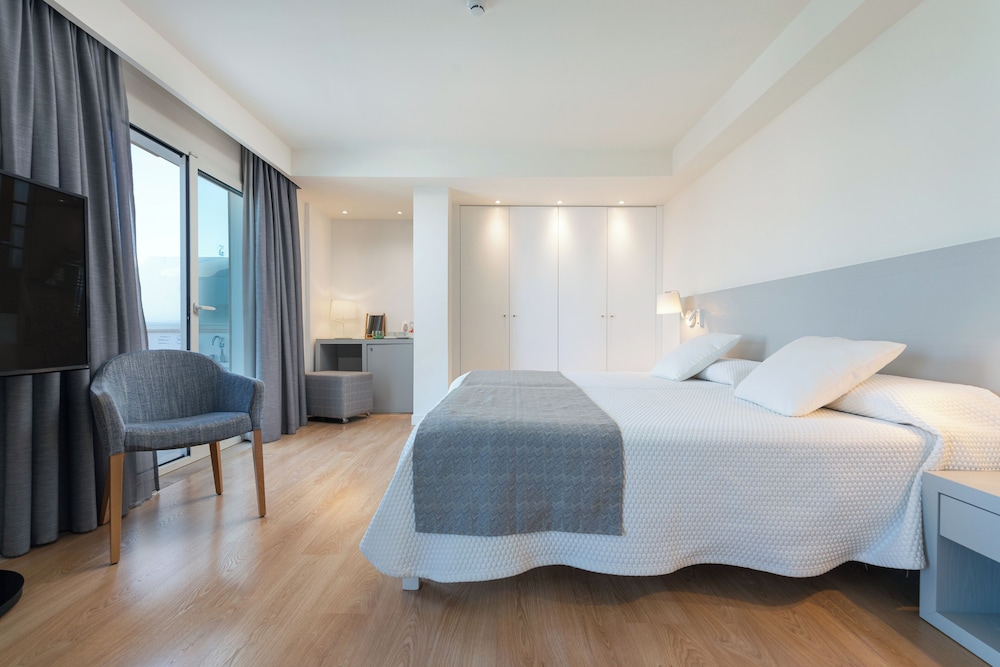 Superior, Suite, Twin Beds, Lateral Side Sea View, Sofa, Hot Tub