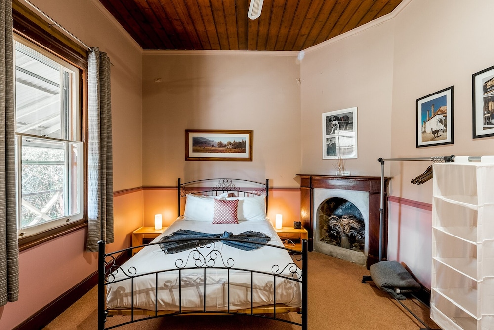 Henry, Cottage, 5 Queen Beds