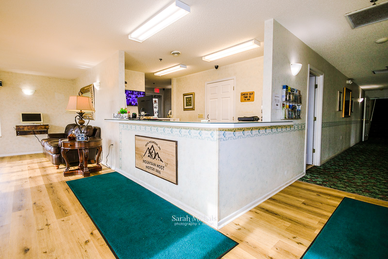 Mountain Host Motor Inn 1/28