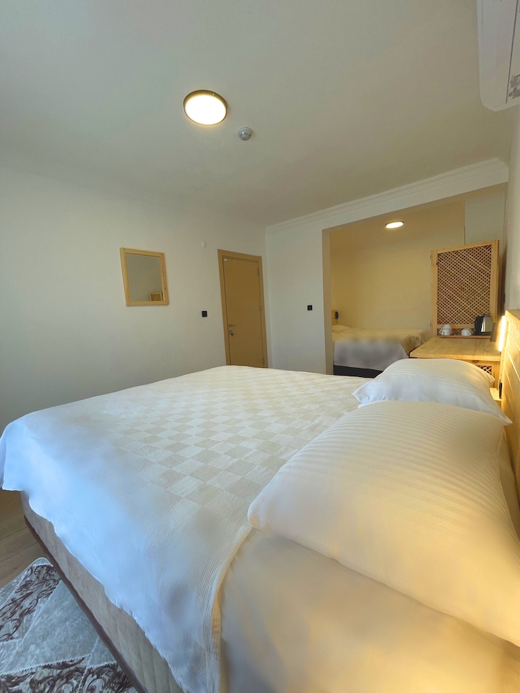 غرفة قياسية رباعية بسرير مزدوج وسرير فردي، Alibaba Airport Hotel 4/7