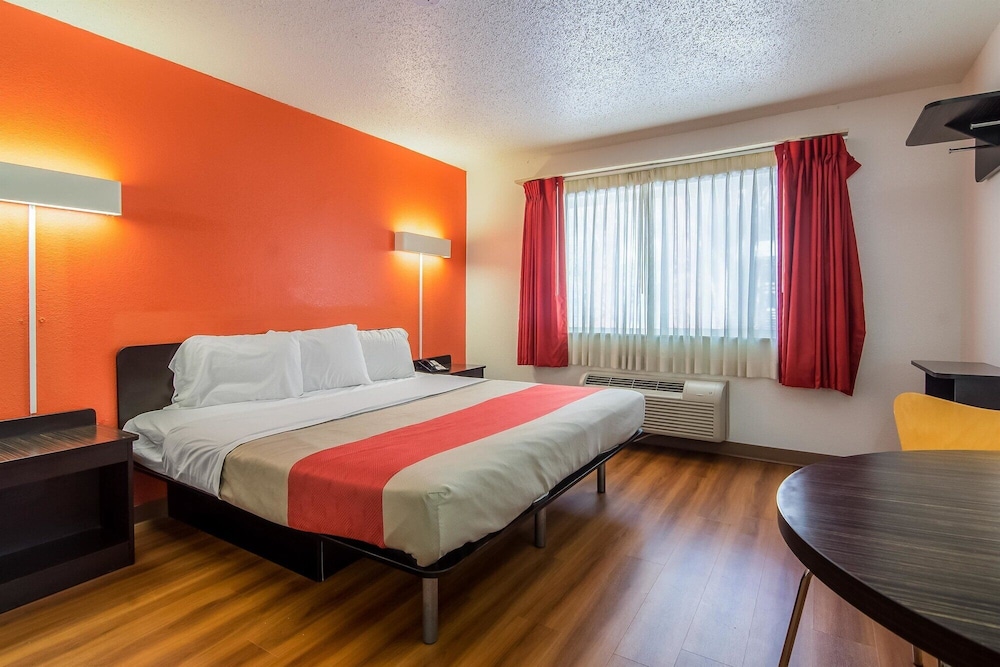 STANDARD, KING BED, ACCESSIBLE