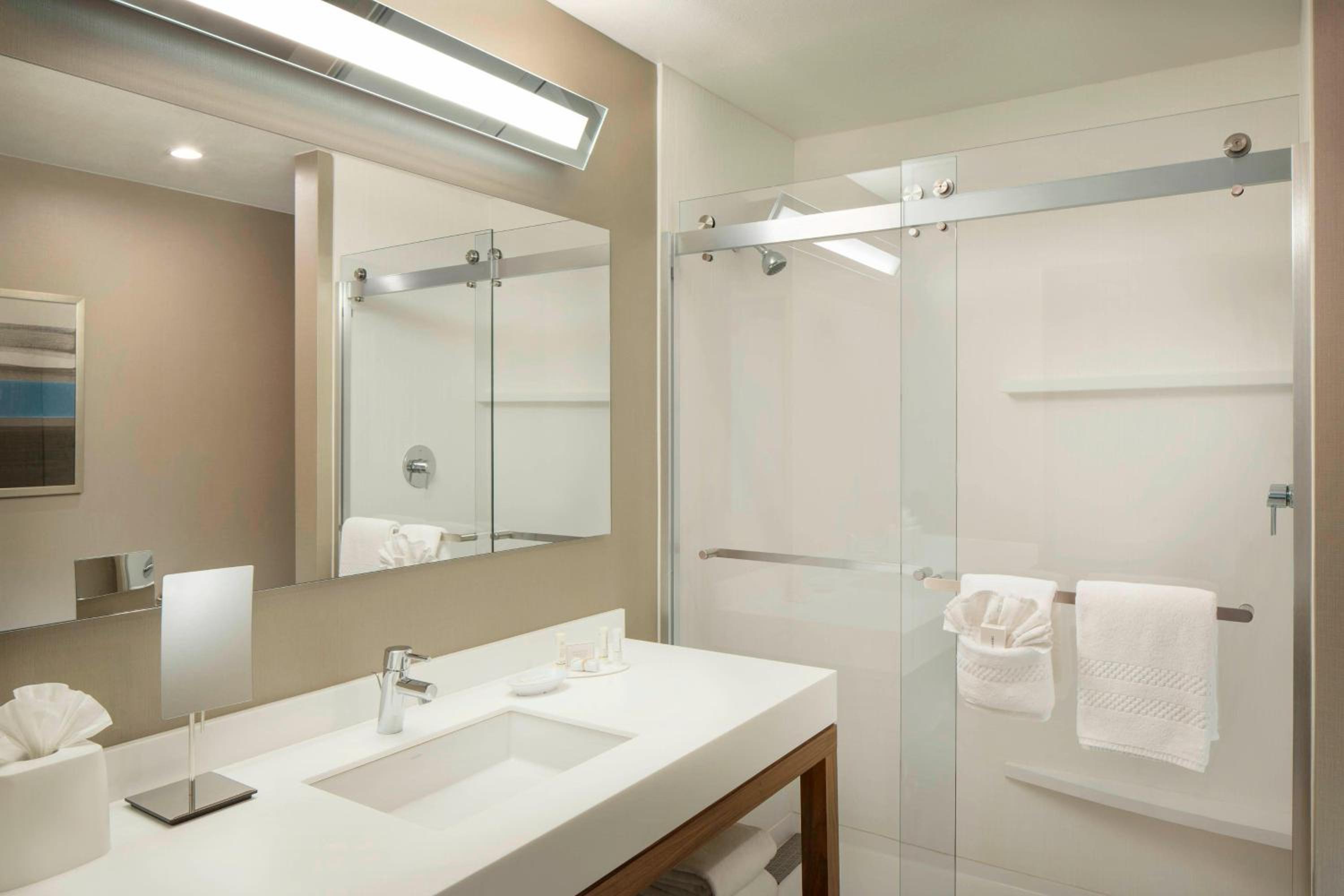 غرفة بسريرين كوين مع أريكة، Courtyard By Marriott Palo Alto Los Altos 9/10