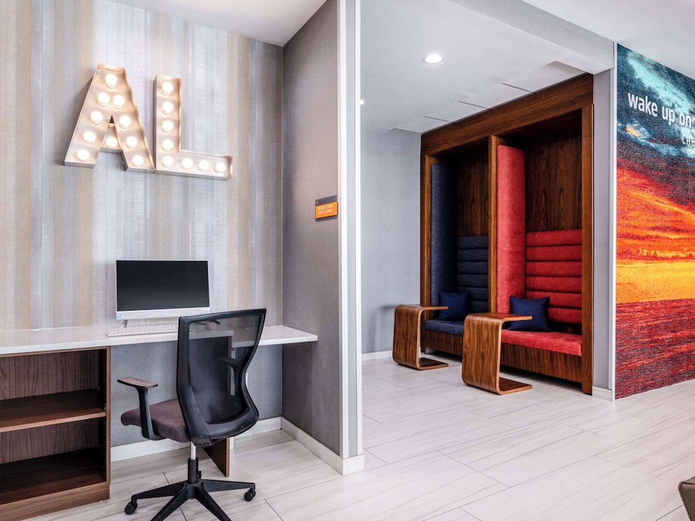 La Quinta Inn and Suites by Wyndham Chelsea 26/35