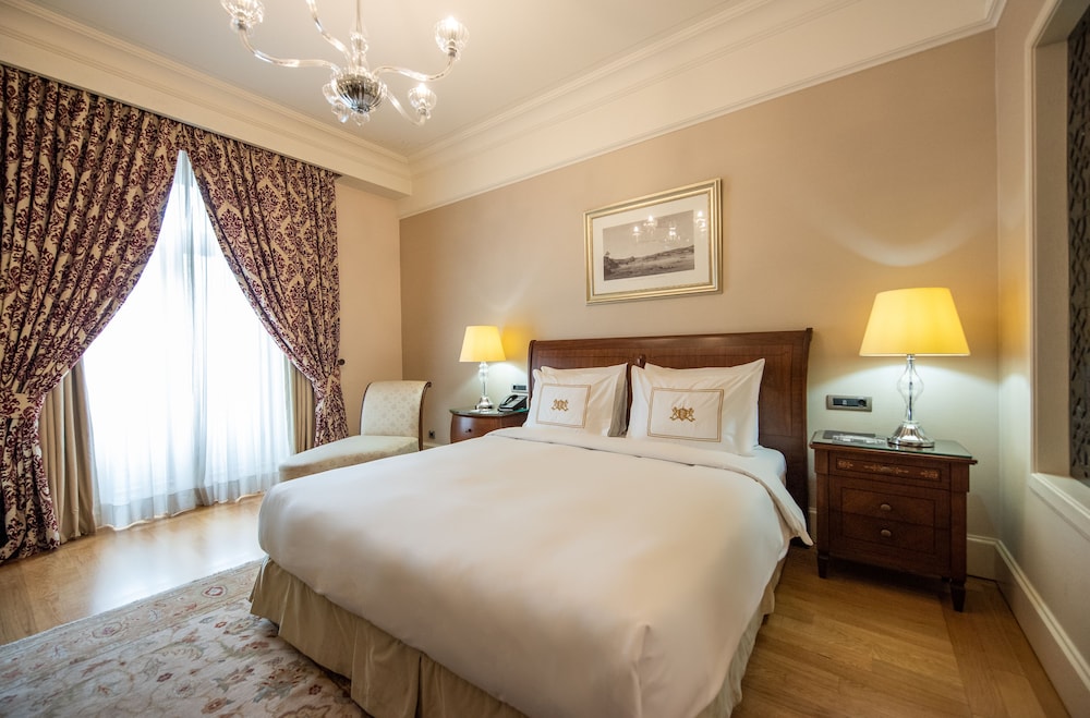 DELUXE, KING BED, PERA SIDE