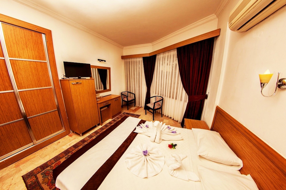 Standard, Triple, 1 Double and 1 Single Bed