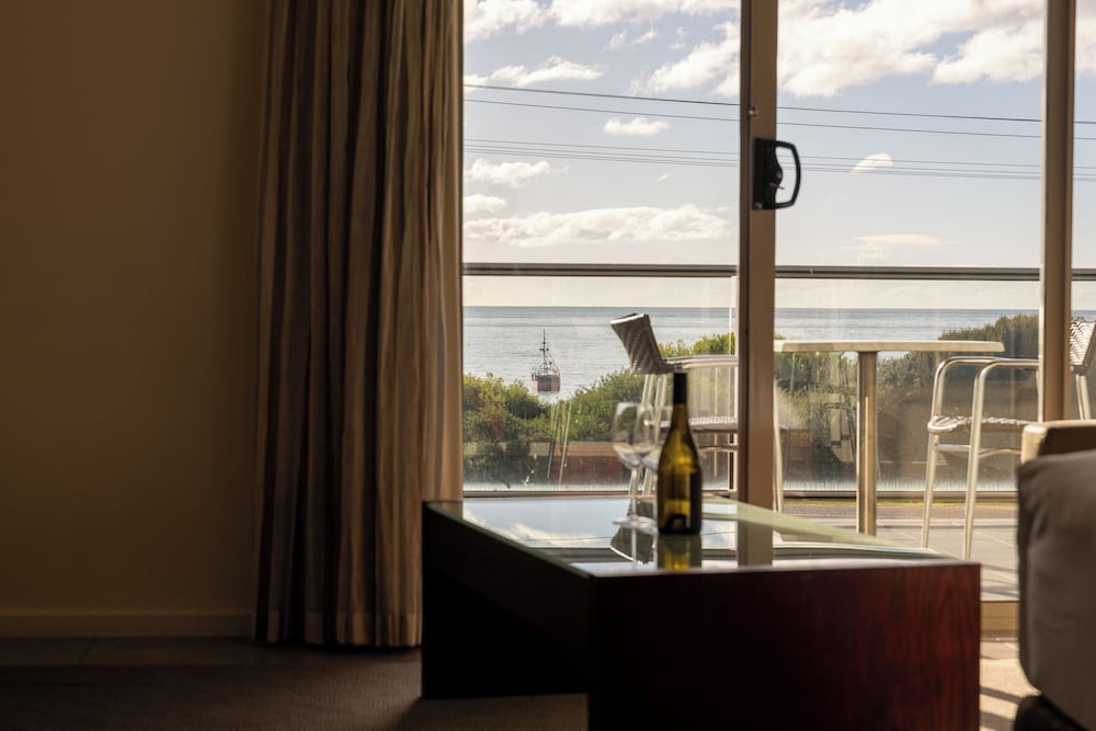 Beachfront Bicheno 50/50