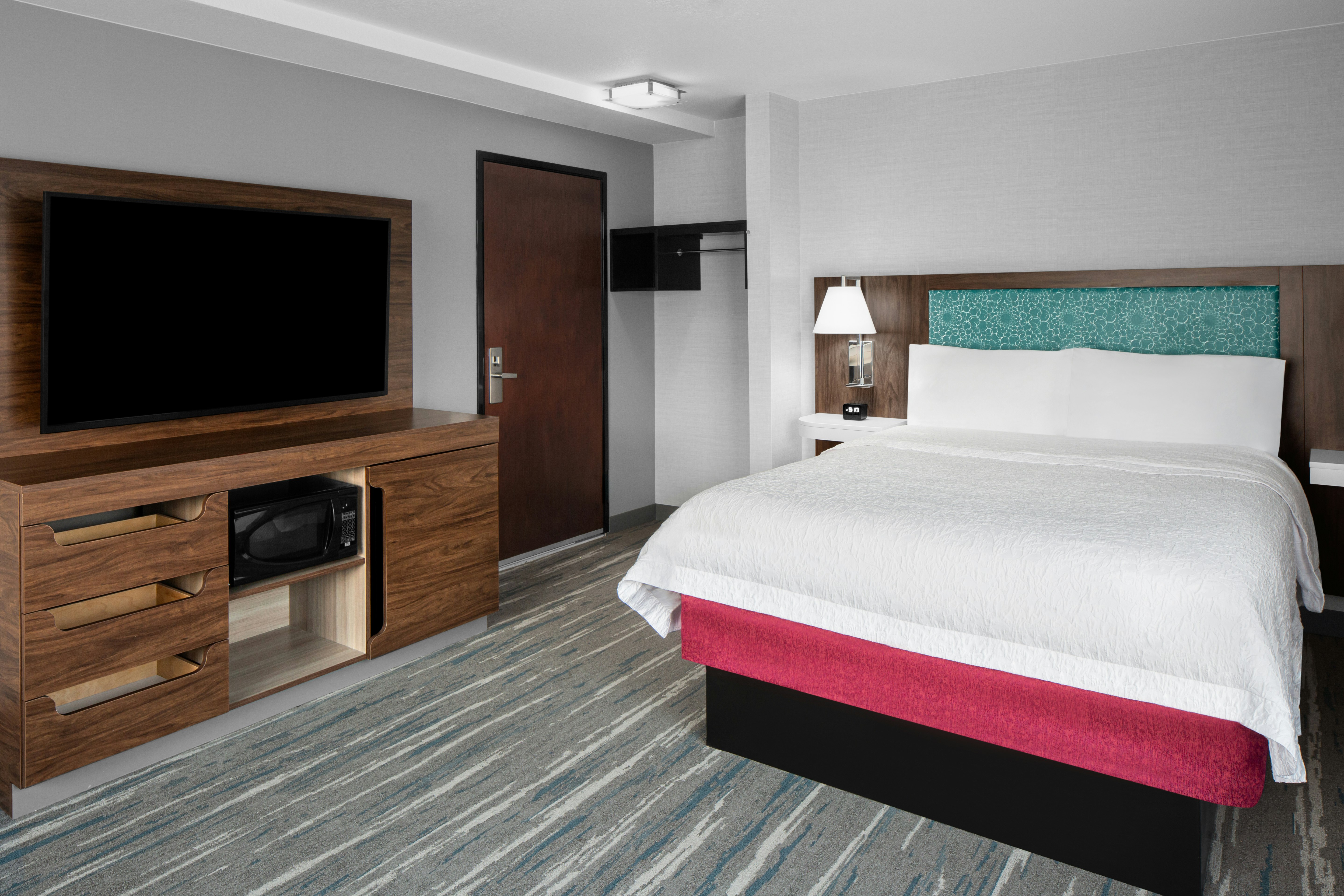 ROOM, QUEEN BED