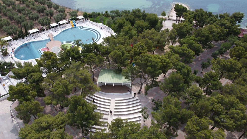 VILLAGGIO BAIA DEL MONACO 45/55