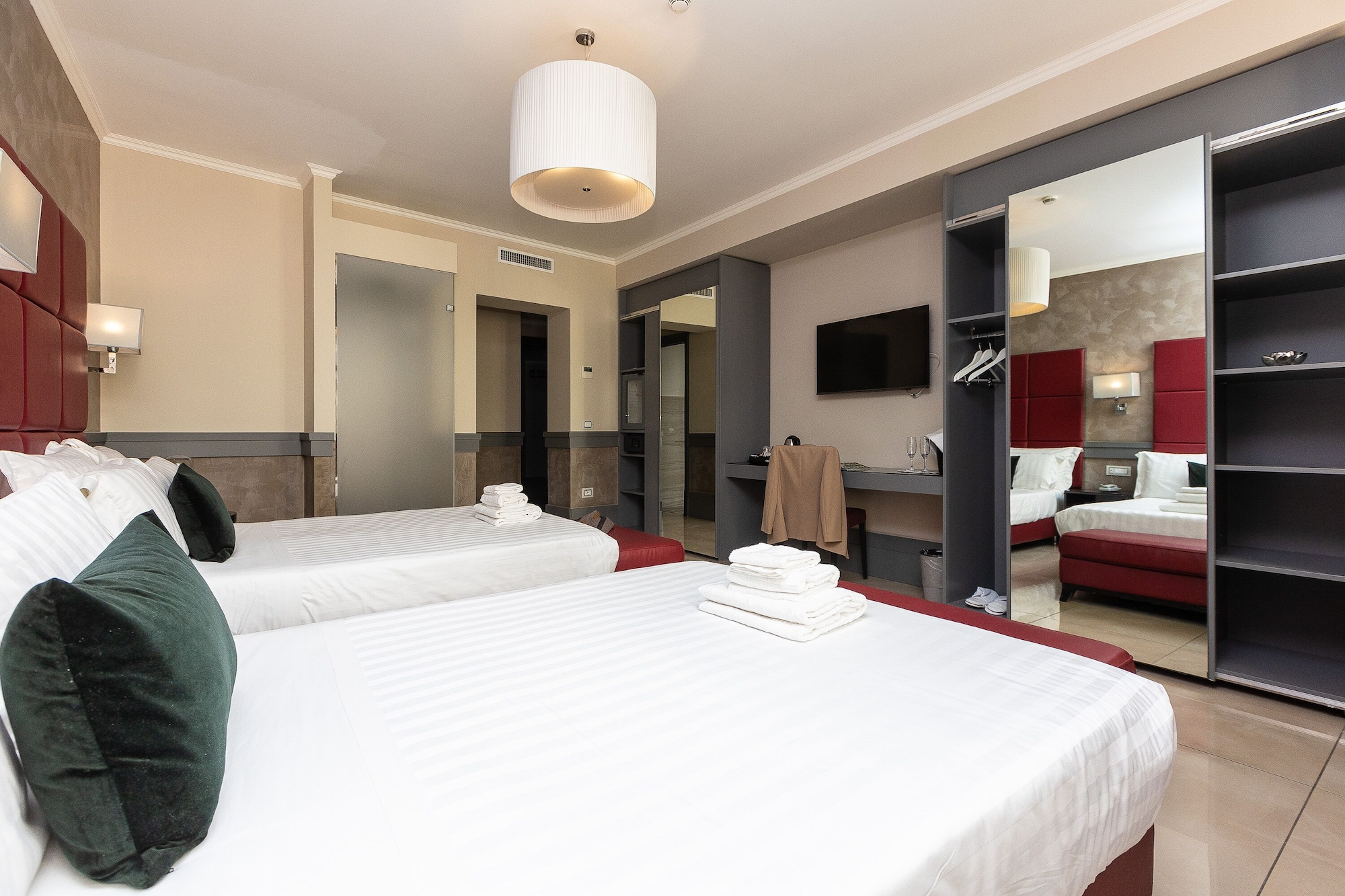 Room, Quadruple, Twin Beds, Bathtub, Hotel Castellino Roma 2/8