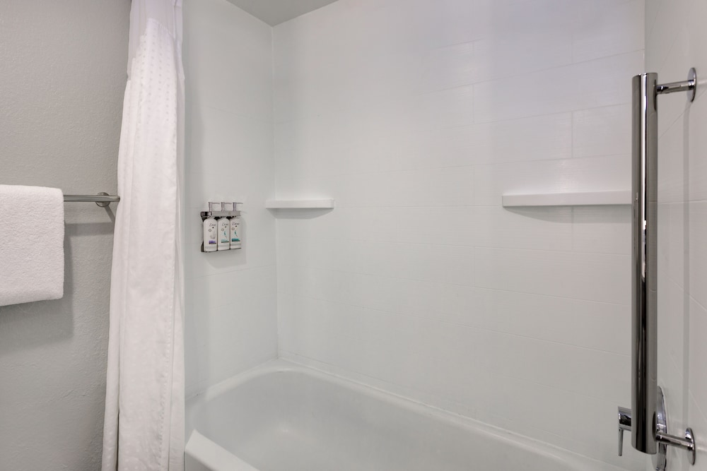 Standard, King Bed, Accessible, Holiday Inn Express Clearwater East Icot Center 9/10