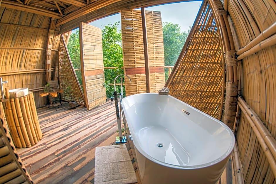 Mamasan Treehouses & Cabins 45/50