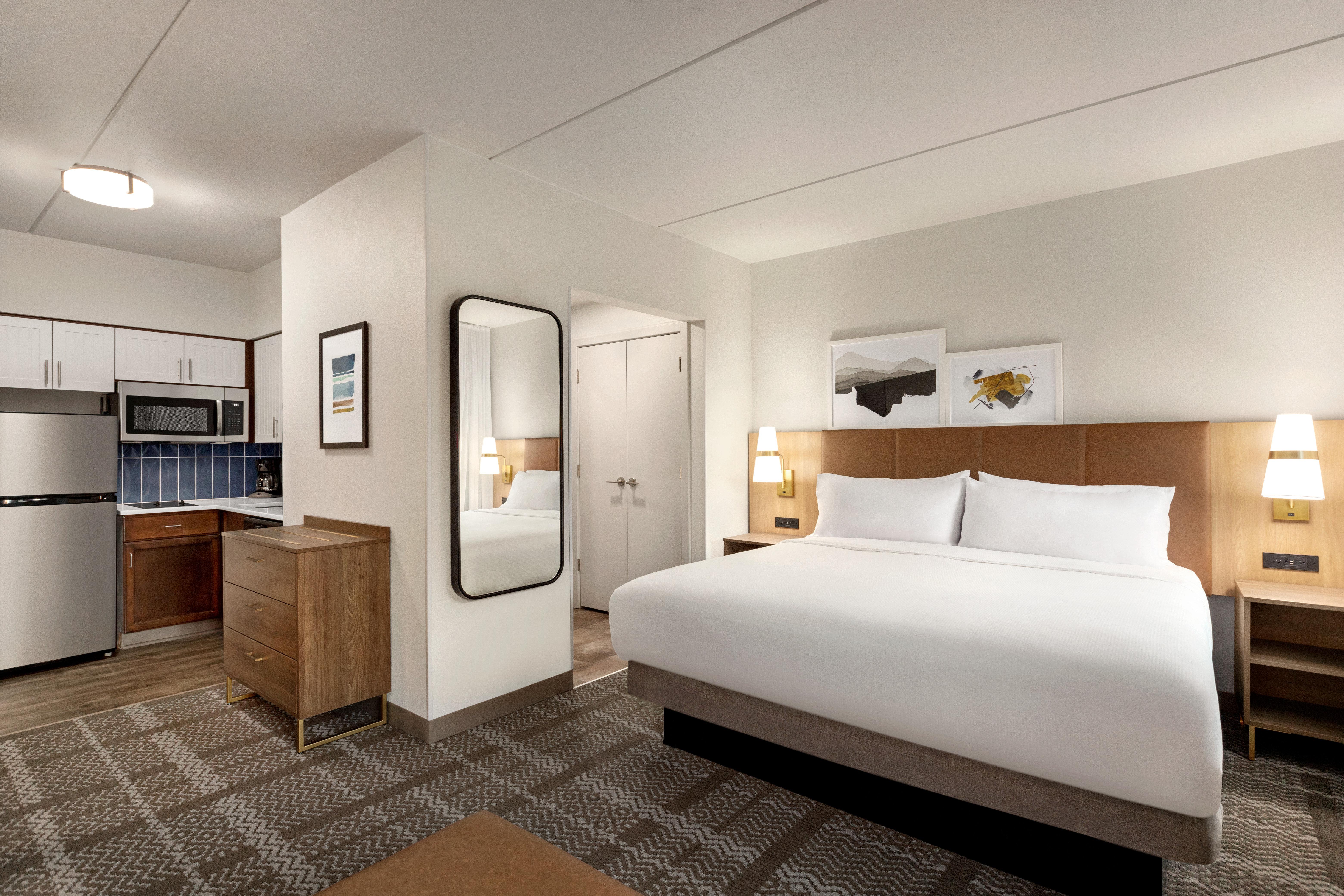 Studio, Queen Bed, Accessible