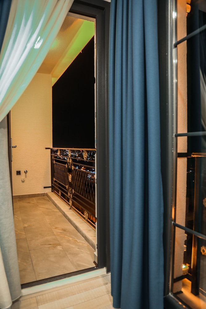 White Golden Suite Hotel 19/40