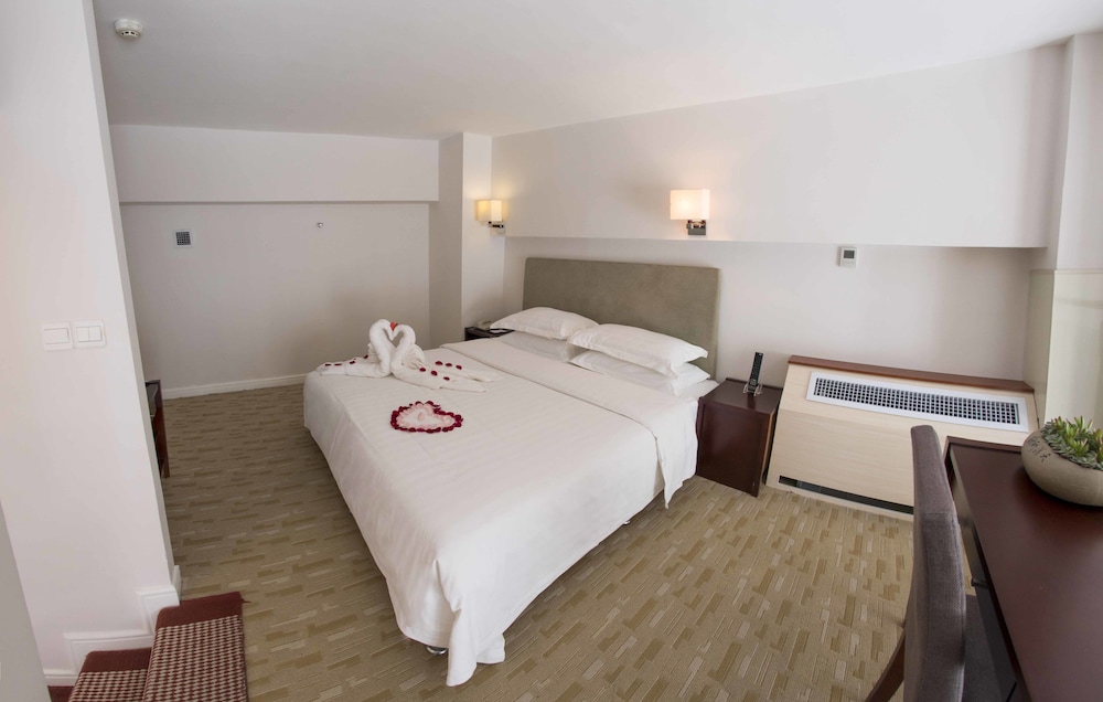DUPLEX, KING BED