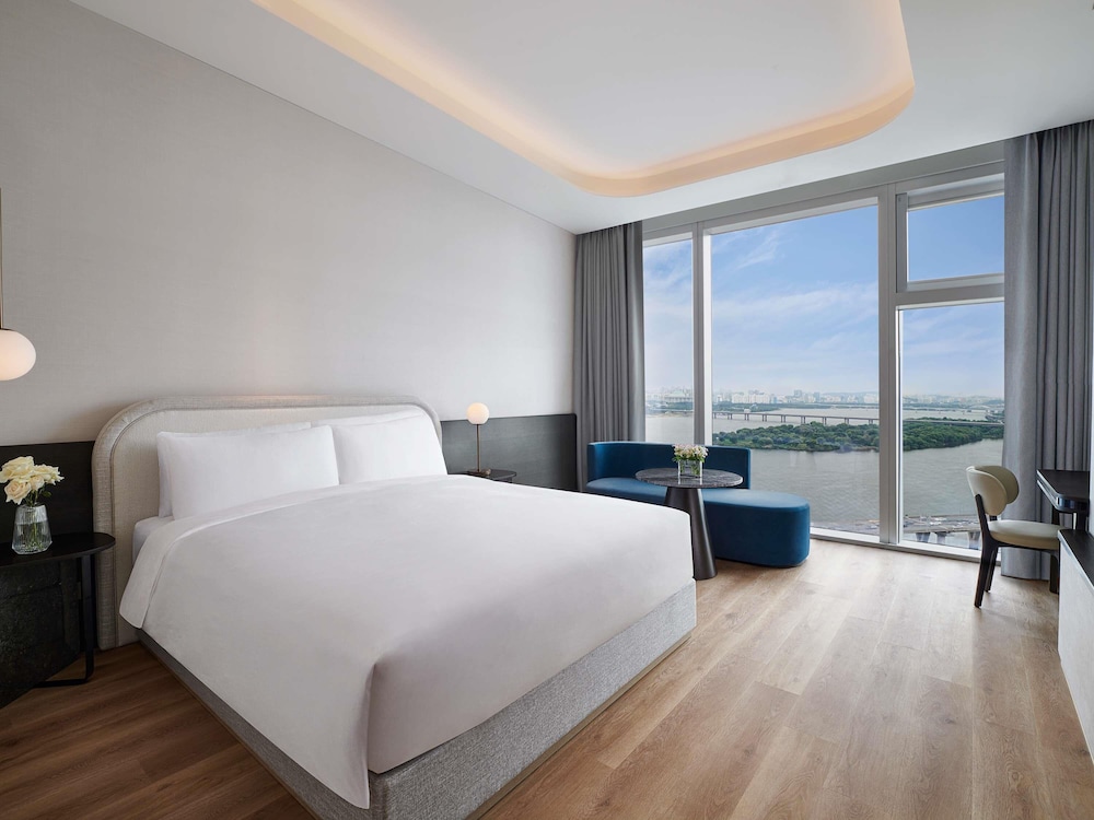 PREMIER, KING BED, RIVER VIEW