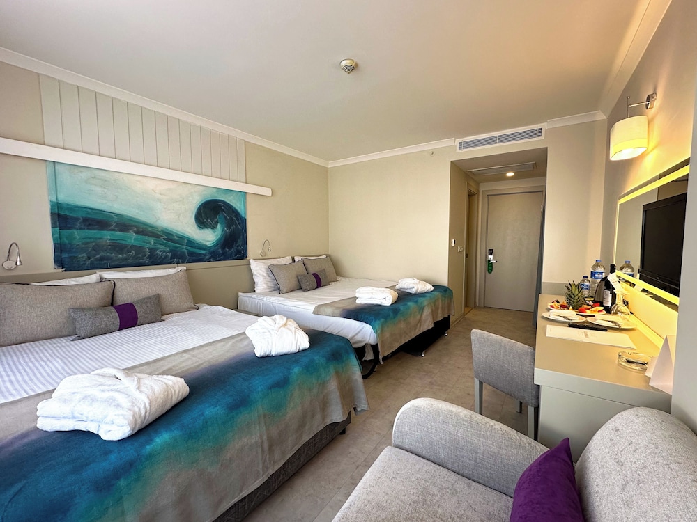 Catamaran Resort Hotel 26/71