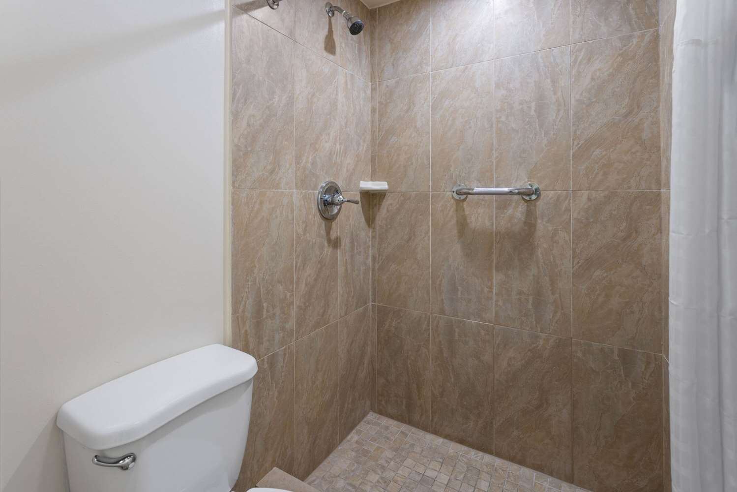Travelodge by Wyndham Manhasset 25/28