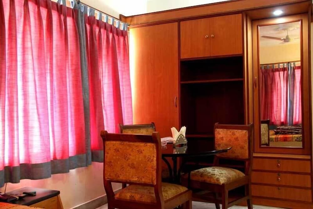 Pallavi International Hotel 23/25