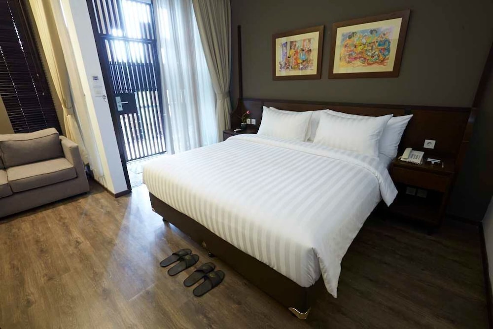 DELUXE, DOUBLE OR TWIN BED