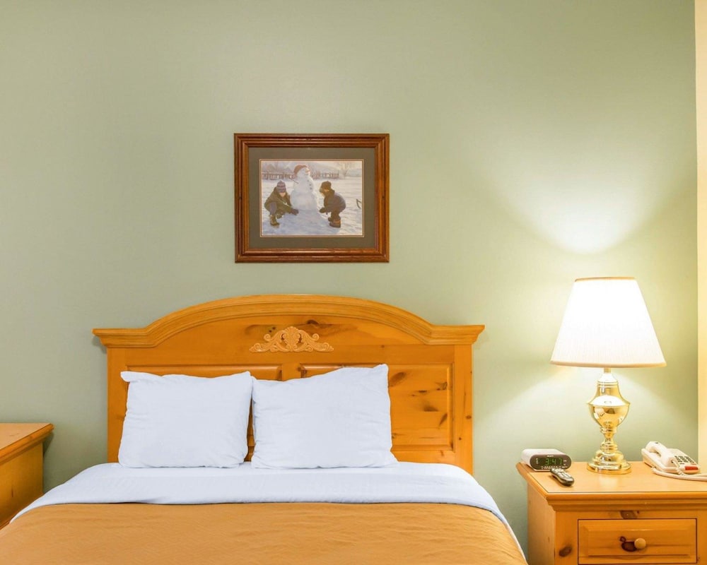 Econo Lodge Inn & Suites Eau Claire South 16/33